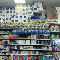 فروشنده کارگر چیدمان شوینده و بهداشتی نوشیدنی