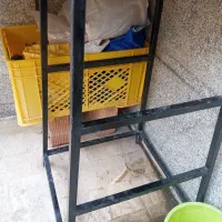 چهارپایه بلند اهنی.