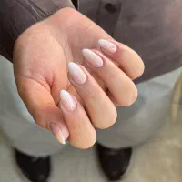 نیازمند دستیار ناخن برای ژلیش تمیز پا و ریموولاک