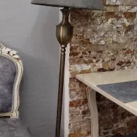 آباژور ایستاده