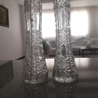 رو عدد گلدان قدیمی