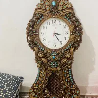 یک عدد ساعت دیواری