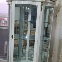 بوفه چوبی یه کمی شیشه پایینش ضربه دیده قیمت فقط 2