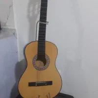 گیتار سالم همراه با پایه