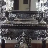 تخت و آینه و شمعدان