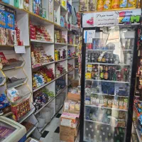 فروشنده آشنا به کار سوپر مارکت