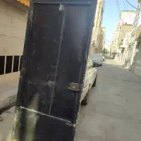 درب آهنی در حیاط