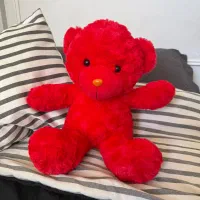 عروسک  تدی بر قرمز