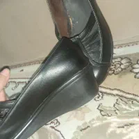 کفش نو تمیز پوشیده شده ولی تمیز