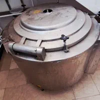 میز صندلی و دیگ صنعتی