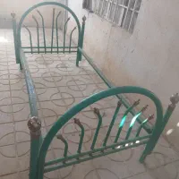 یه عدد تخت اهنی به فروش میرسد ویک عددکولرآبی