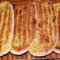 فروشنده بربری خمیرگیر و  وردست در نانوایی