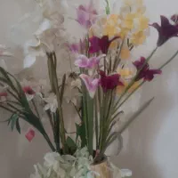 گلدان و گل مصنوعی