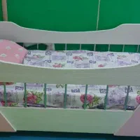 تخت خواب کودک به همراه تشک کاملا نو ابعاد ۱۳۰×۷۰