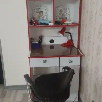 کتابخانه و میز تحریر