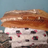 سه تشک در حد نو داخلش پشم مرغوب دو عدد پتو گلبافت