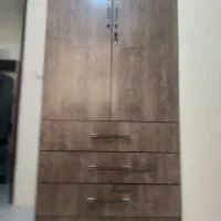 کمد آویز لباس سه کشو و درب اتاقی بدون قفل