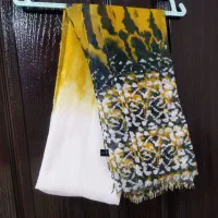 تعدادی شال نو صفر استفاده نشدهو تعدادی در حد نو