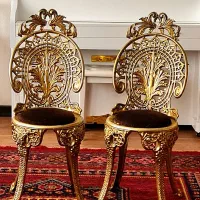 ۲ عدد صندلی برنز و میز چوبی