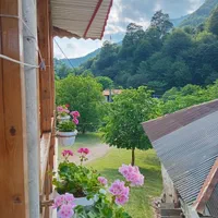 ویلای با ویوی رودخانه و جنگل زیبا