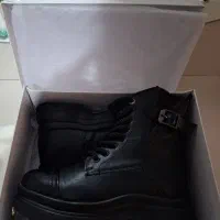 یک جفت بوت زمستونه نو اصلا پوشیده نشده