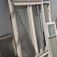 درب چوبی پنجره فلزی