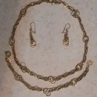 سرویس طلا و یک انگشتر