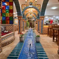 سالن کار خانوم مرتب و منظم رستوران جبران