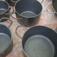 تعدادی تابه و قابلمه