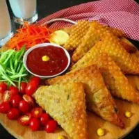 سمبوسه پیتزایی و سمبوسه مرغ و گوشت چرخکرده