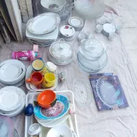تعدادی ظرف و ظروف
