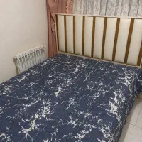 یک تخت خواب دونفره همراه با تشک