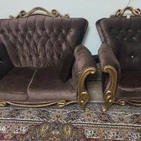مبل سلطنتی تمیز ۷نفره همراه ۲ میز دوعسلی