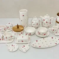 نیروی نقاش و پرداخت در کارگاه سرامیک