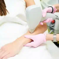اپراتور لیزر خانم