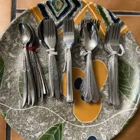 تعداد زیادی قاشق و چنگال و چاقو