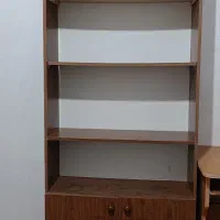 کتابخانه و میز تحریر