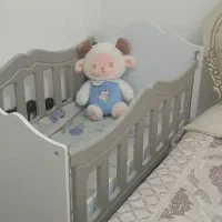 تخت کنار مادر  و نوجوان