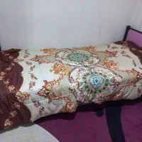 دو عدد تخت خواب یک نفره به همراه تشک و روتختی