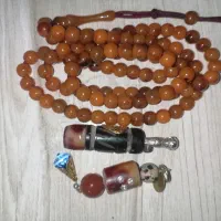 تسبیح و دهنی سیگار و جاکلیدی اجزا کهربا