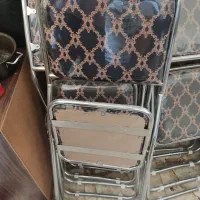 تعداد100عدد صندلی تاشو .وپنجاه عدد گل میز