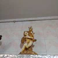 یک سرویس چینی وتعدای مجسمه واسباب بازی فروشی