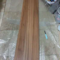 تعدادی شلف که در جابجایی جزیی ضربه خورده نصف قیمت