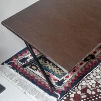 میز تحریر نشسته لپ‌تاپی سالم