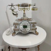 تلفن سلطنتی همراه با میز چوبی