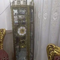 ویترین برنجی و تمام دکوری های برنجی داخلش