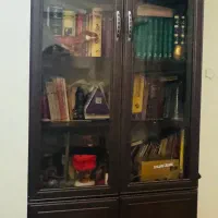 کتابخانه درب دار در حد نو رنگ ونگنه