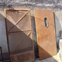 دوتا درب چوبی با یک درب توری  بدون چهارچوب