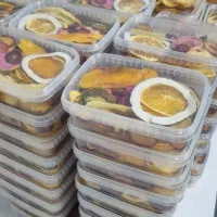 نیروی کار خانم برای تولید و بسته بندی محصول غذایی