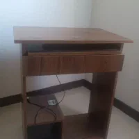 میز تحریر و کامپیوتر